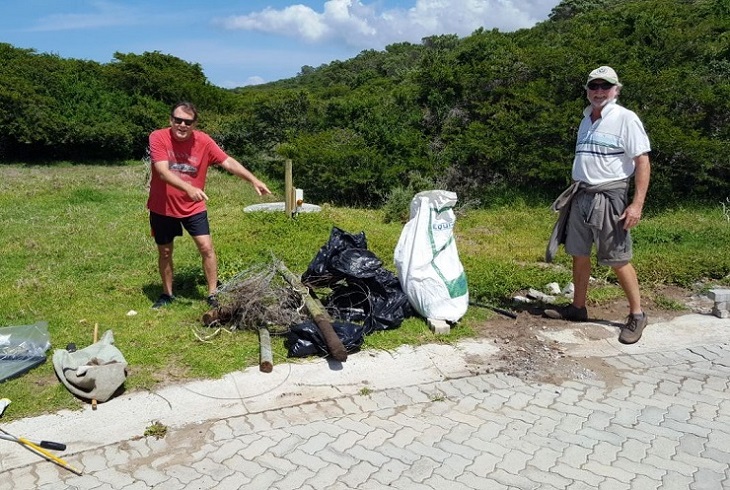 Stef Zanchi, left, and Peter Wilson were among the Sardinia Bay Golf and Wildlife Estate residents who got together for a spirited cleaning operation.